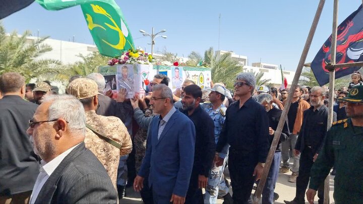 پیکر مطهر شهید «حمید جعفری» در شهرستان گناوه تشییع شد پیکر مطهر شهید «حمید جعفری» در شهرستان گناوه تشییع شد