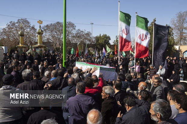 خاکسپاری پیکر مطهر شهدای مدافع وطن در اراک