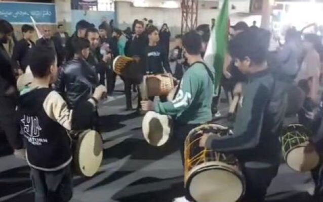 سنج و دمام نوجوانان آبپخشی در سوگ رهبر شهید