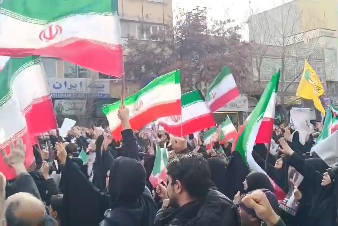 تبریز قهرمان در سوگ رهبر؛ مشت‌های گره‌زده بر دهان استکبار