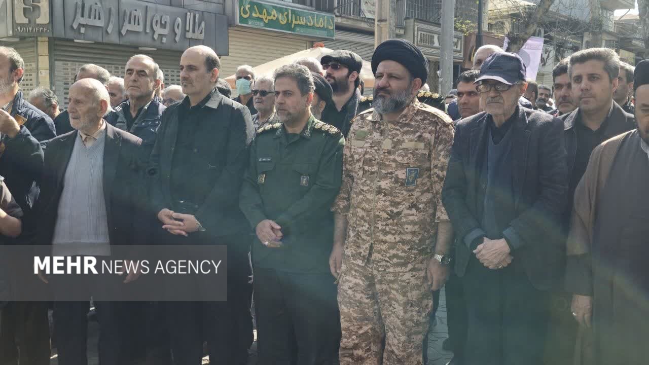 حضور امام جمعه لاهیجان با لباس نظامی در راهپیمایی خونخواهی رهبر شهید