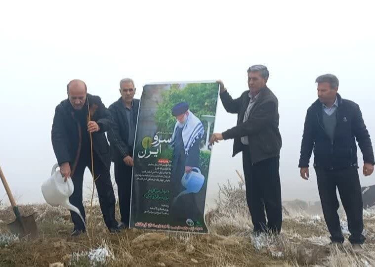 کاشت نهال به یاد رهبر شهید در کرمانشاه