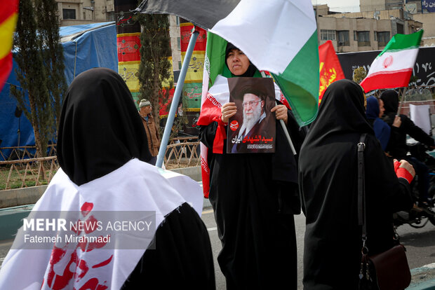 تجمع جمعی از بانوان تهرانی در اعلام انزجار از جنایات آمریکا و رژیم صهیونیستی