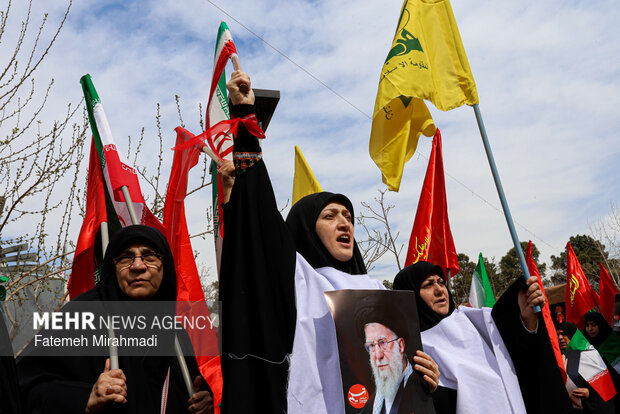 تجمع جمعی از بانوان تهرانی در اعلام انزجار از جنایات آمریکا و رژیم صهیونیستی