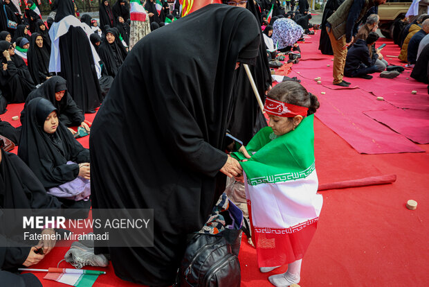 تجمع جمعی از بانوان تهرانی در اعلام انزجار از جنایات آمریکا و رژیم صهیونیستی