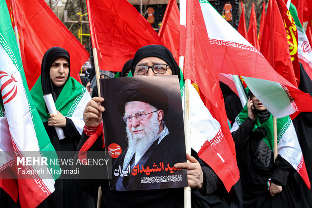 تجمع جمعی از بانوان تهرانی در اعلام انزجار از جنایات آمریکا و رژیم صهیونیستی