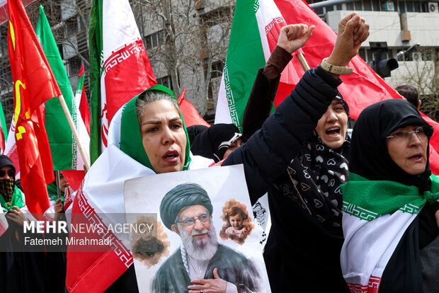 تجمع جمعی از بانوان تهرانی در اعلام انزجار از جنایات آمریکا و رژیم صهیونیستی