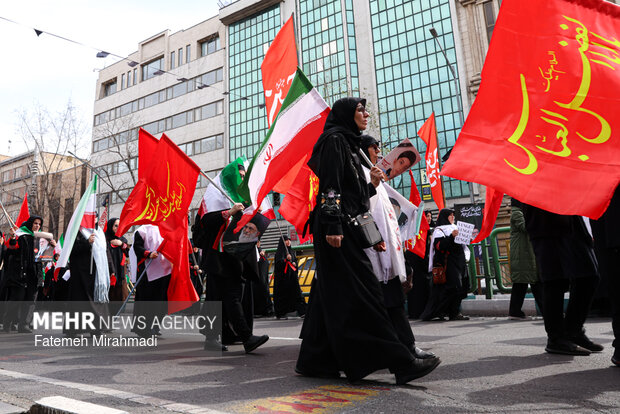 تجمع جمعی از بانوان تهرانی در اعلام انزجار از جنایات آمریکا و رژیم صهیونیستی