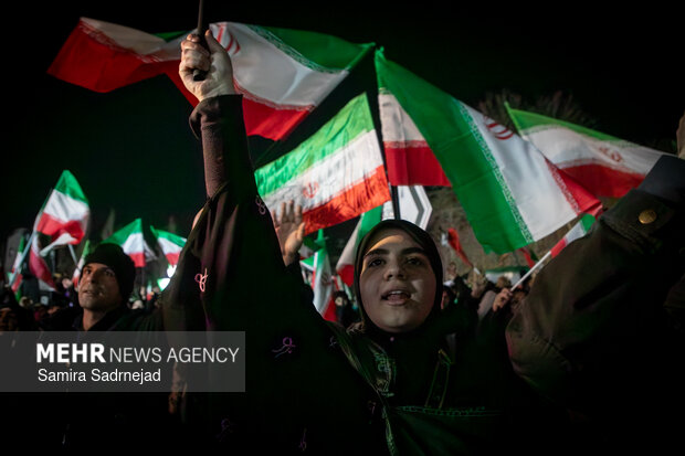 عزاداری و تجمع مردمی در سوگ رهبر شهید در میدان تجریش تهران