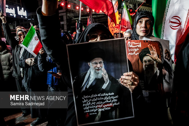 عزاداری و تجمع مردمی در سوگ رهبر شهید در میدان تجریش تهران