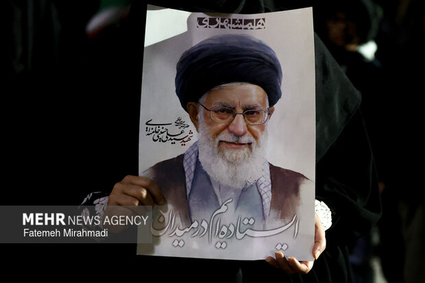 عزاداری و تجمع مردمی در سوگ رهبر شهید در میدان نبوت تهران