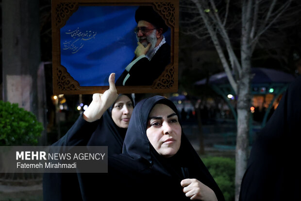 عزاداری و تجمع مردمی در سوگ رهبر شهید در میدان نبوت تهران