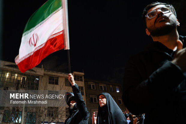 عزاداری و تجمع مردمی در سوگ رهبر شهید در میدان نبوت تهران