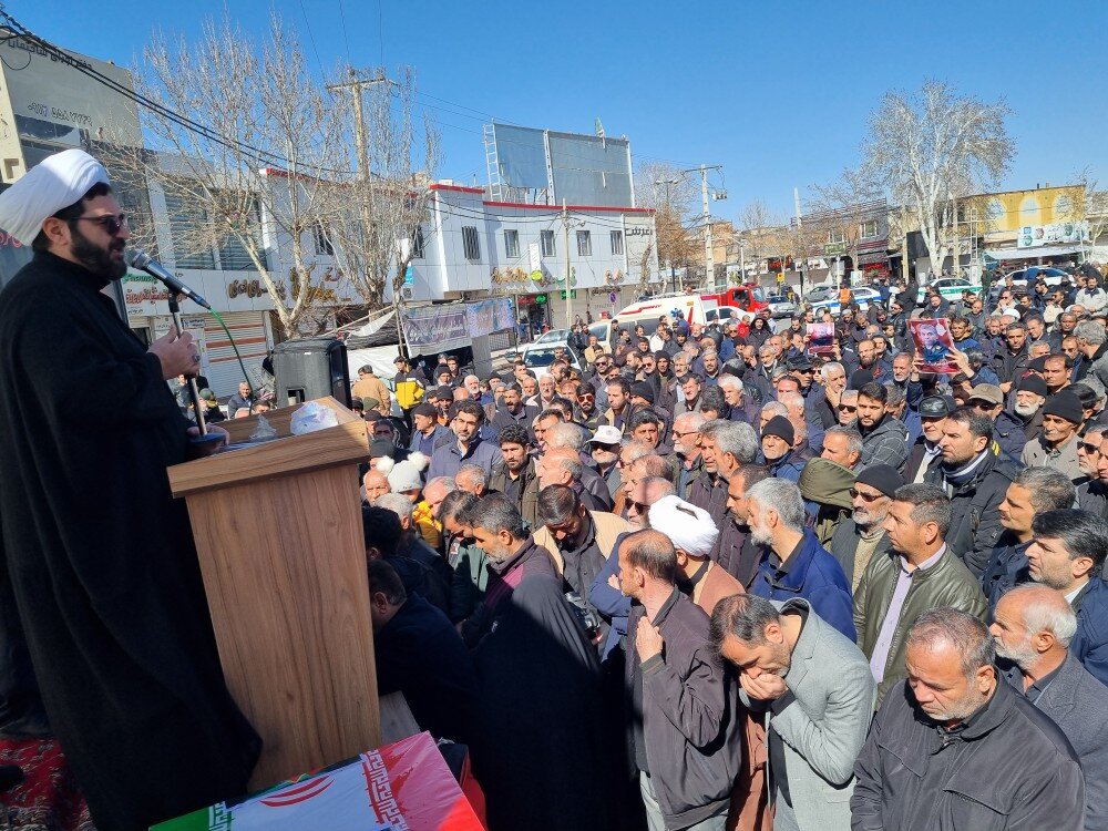 امام جمعه قروه: ملت ایران تا آخرین نفس در برابر دشمنان ایستادگی میکند امام جمعه قروه: ملت ایران تا آخرین نفس در برابر دشمنان ایستادگی میکند