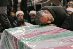 خاطره پدر شهیده مهنّا زارعی از عشق دخترش به رهبر انقلاب