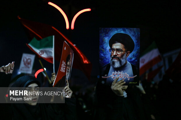 ما وارثان خون گلویی بریده‌ایم 