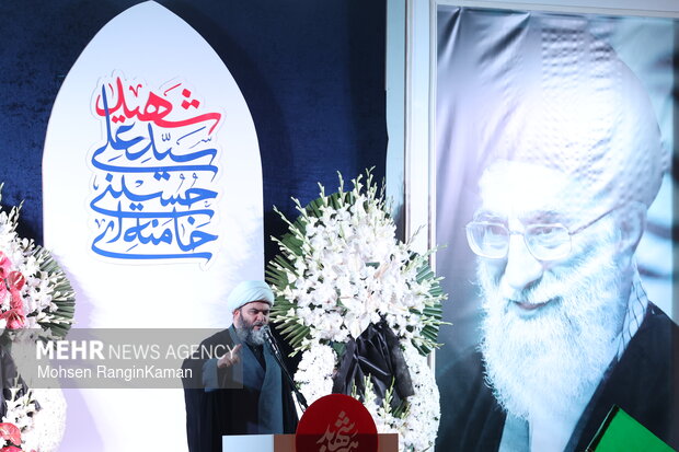 عزاداری و تجمع مردمی در سوگ رهبر شهید در میدان انقلاب اسلامی تهران