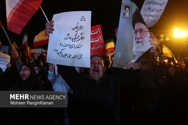عزاداری و تجمع مردمی در سوگ رهبر شهید در میدان انقلاب اسلامی تهران