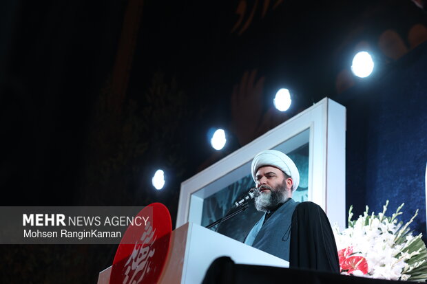 عزاداری و تجمع مردمی در سوگ رهبر شهید در میدان انقلاب اسلامی تهران