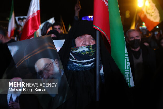 عزاداری و تجمع مردمی در سوگ رهبر شهید در میدان انقلاب اسلامی تهران