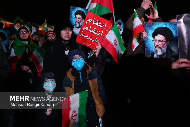 عزاداری و تجمع مردمی در سوگ رهبر شهید در میدان انقلاب اسلامی تهران