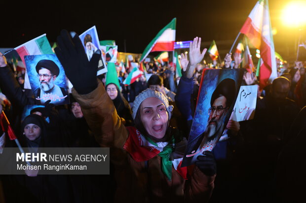 عزاداری و تجمع مردمی در سوگ رهبر شهید در میدان انقلاب اسلامی تهران