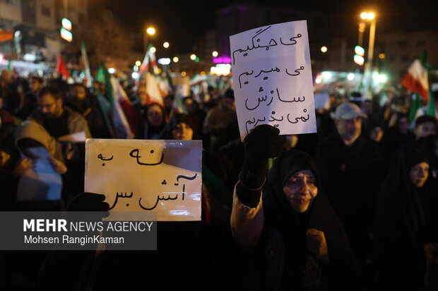 عزاداری و تجمع مردمی در سوگ رهبر شهید در میدان انقلاب اسلامی تهران