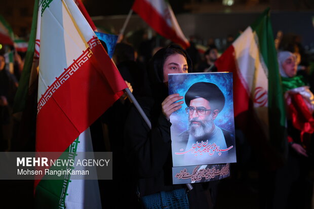 عزاداری و تجمع مردمی در سوگ رهبر شهید در میدان انقلاب اسلامی تهران