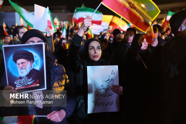 عزاداری و تجمع مردمی در سوگ رهبر شهید در میدان انقلاب اسلامی تهران