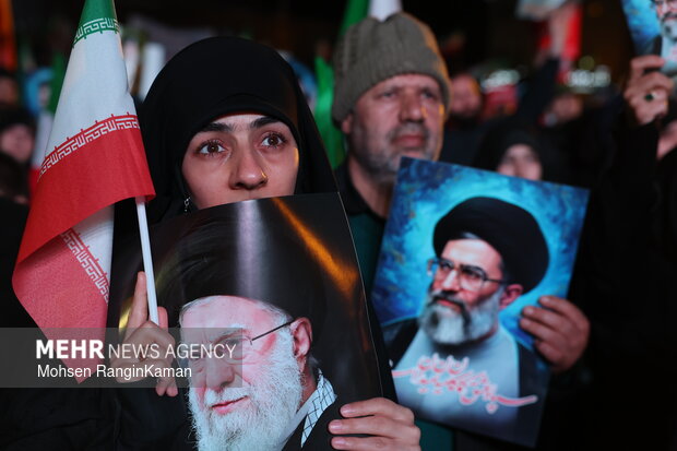 عزاداری و تجمع مردمی در سوگ رهبر شهید در میدان انقلاب اسلامی تهران