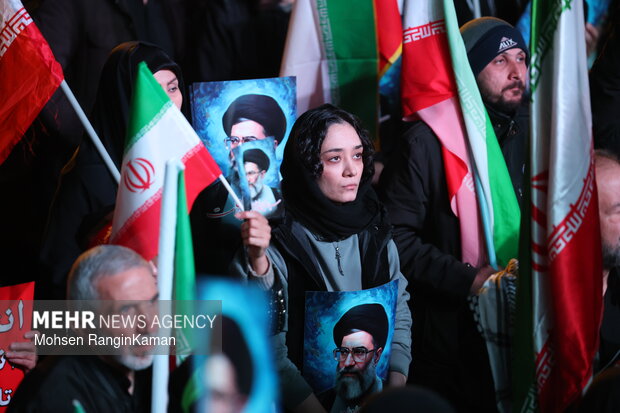 عزاداری و تجمع مردمی در سوگ رهبر شهید در میدان انقلاب اسلامی تهران