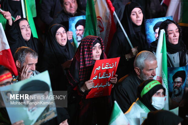 عزاداری و تجمع مردمی در سوگ رهبر شهید در میدان انقلاب اسلامی تهران