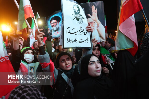 عزاداری و تجمع مردمی در سوگ رهبر شهید در میدان انقلاب اسلامی تهران