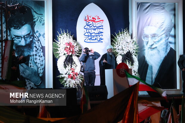 عزاداری و تجمع مردمی در سوگ رهبر شهید در میدان انقلاب اسلامی تهران