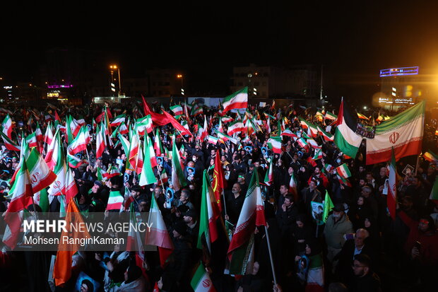عزاداری و تجمع مردمی در سوگ رهبر شهید در میدان انقلاب اسلامی تهران