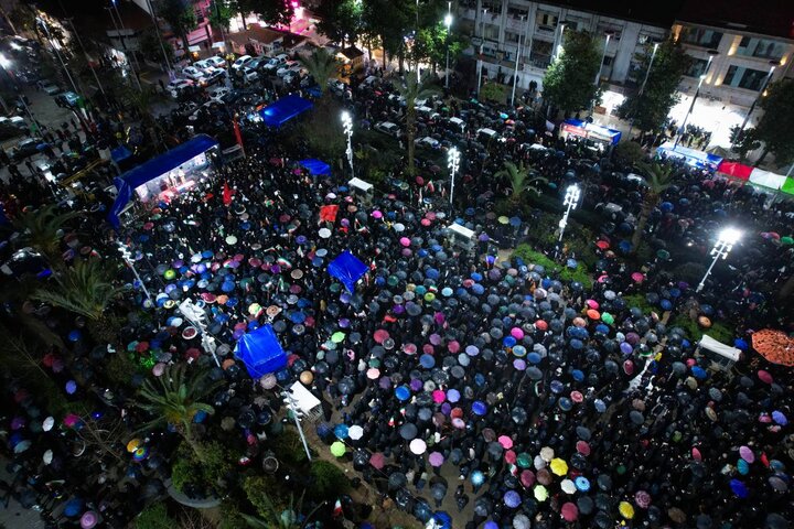 سوگواری زیر باران در رشت؛ مردم خواستار تسریع در معرفی رهبر شدند