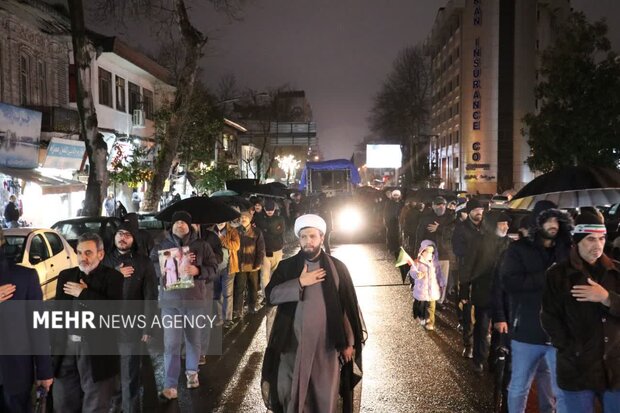 سوگواری زیر باران در رشت؛ مردم خواستار تسریع در معرفی رهبر شدند