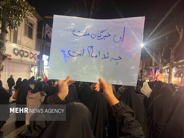 سوگواری زیر باران در رشت؛ مردم خواستار تسریع در معرفی رهبر شدند