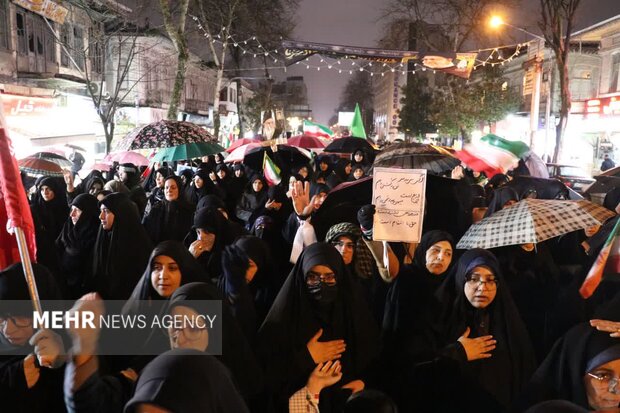 سوگواری زیر باران در رشت؛ مردم خواستار تسریع در معرفی رهبر شدند