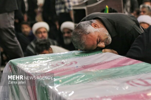 خاطره پدر شهیده مهنّا زارعی از عشق دخترش به رهبر انقلاب