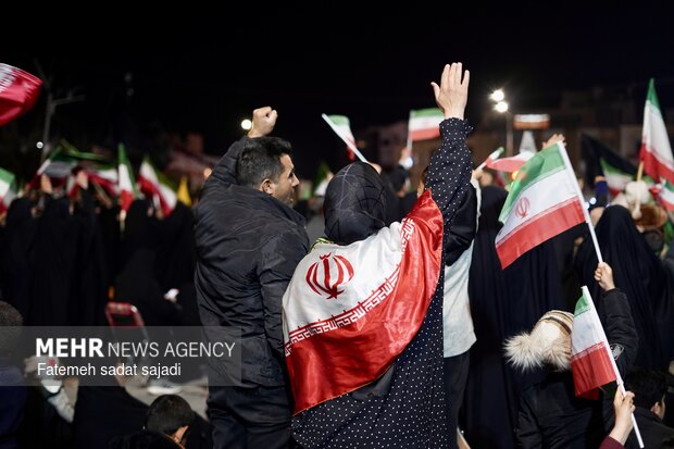 وداع مردم کرمان با خانواده شهید عرب نژاد