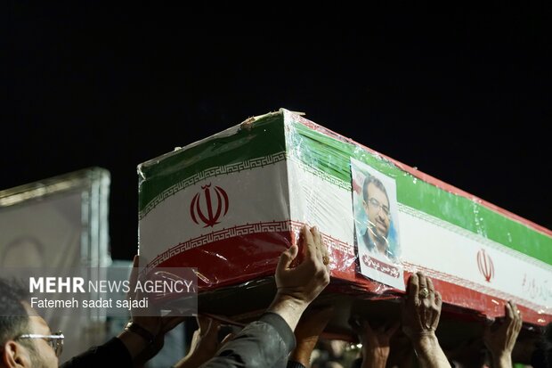 وداع مردم کرمان با خانواده شهید عرب نژاد