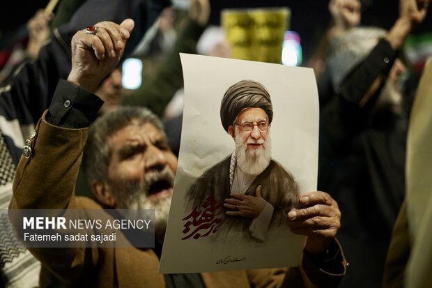 وداع مردم کرمان با خانواده شهید عرب نژاد