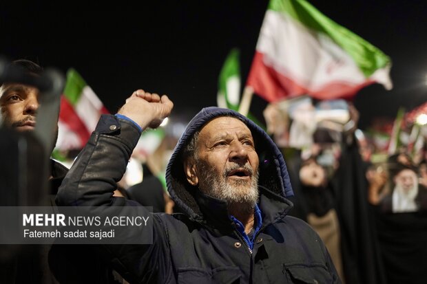 وداع مردم کرمان با خانواده شهید عرب نژاد