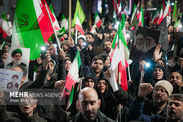 تجدید بیعت شبانه مردم قصرشیرین با رهبر انقلاب