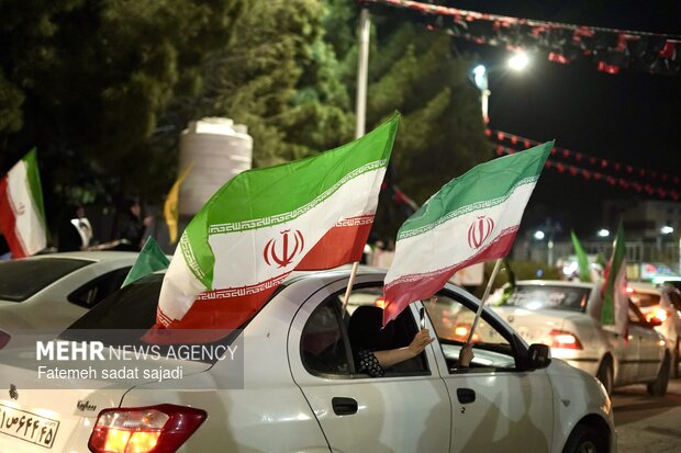 تجمع مردمی و کاروان خودرویی در سوگ رهبر شهید در میدان کوثر کرمان