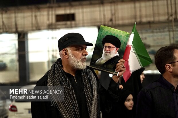 تجمع مردمی و کاروان خودرویی در سوگ رهبر شهید در میدان کوثر کرمان