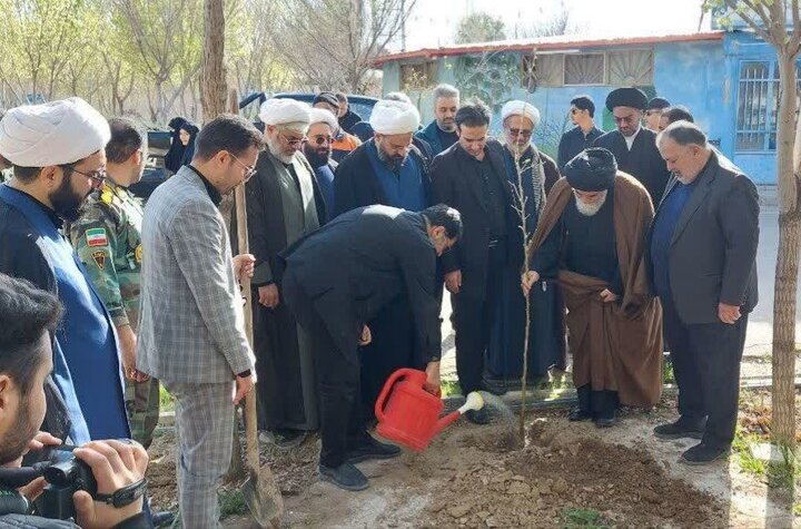 کاشت نهال به یاد رهبر شهید توسط استاندار قم و تولیت مسجد جمکران