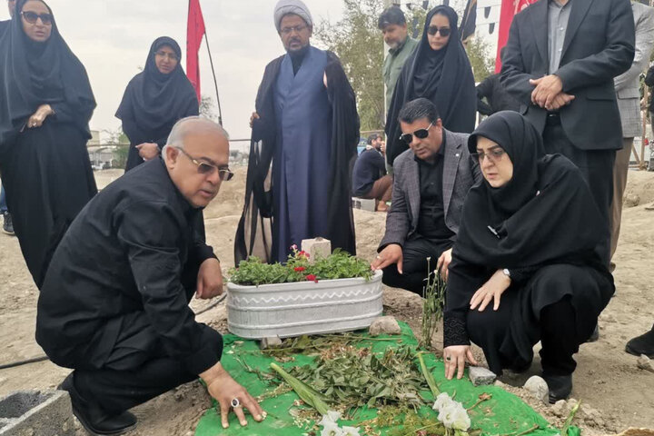 حضور سخنگوی دولت در میناب و دیدار با خانواده شهدای دانش آموز میناب