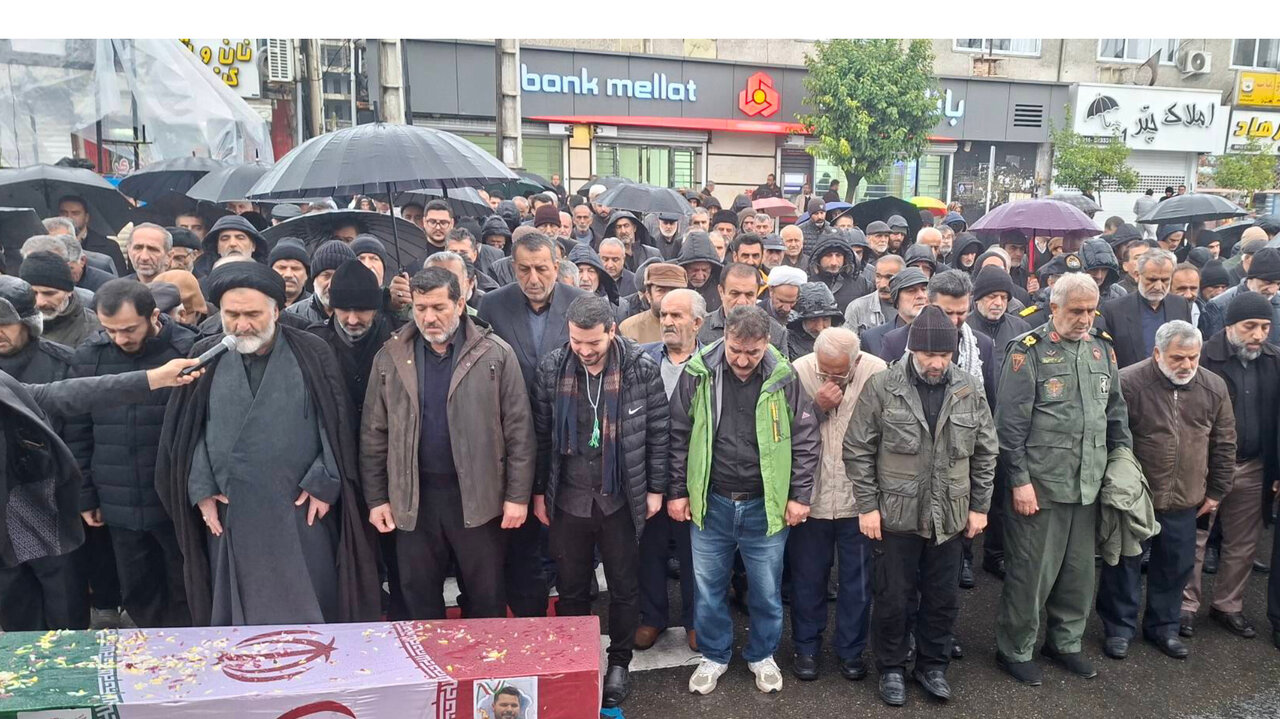 بدرقه پیکر شهید اقتدار زیر باران در نوشهر